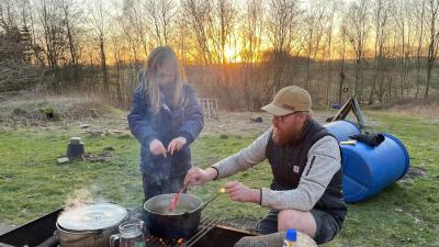 Spejder og leder laver mad over bål